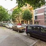 Zentrale Altbauwohnung Im Helmholtzkiez