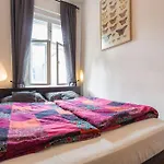 Zentrale Altbauwohnung Im Helmholtzkiez